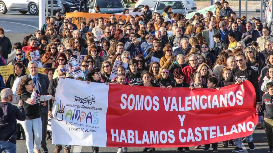 Manifestación en Torrevieja en marzo de 2017 contra el primer decreto de plurilingüismo.