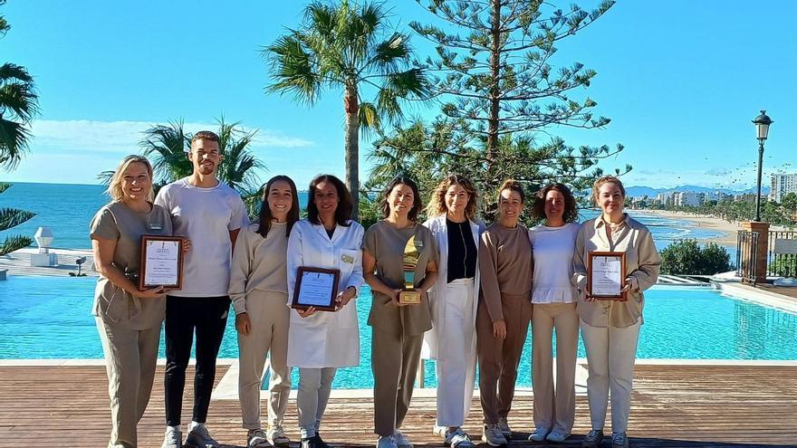 Profesionales del Palasiet muestran los premios obtenidos.