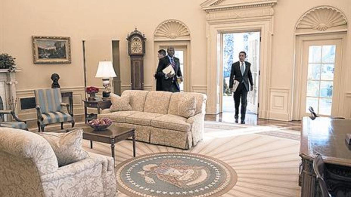 recuerdos Desde la primera vez que Obama pisó el Despacho Oval (arriba) en el 2009, mantuvo una vida familiar y el trabajo solidario. Michelle creó un jardín (izquierda) que le enseñó a no temer el fracaso.