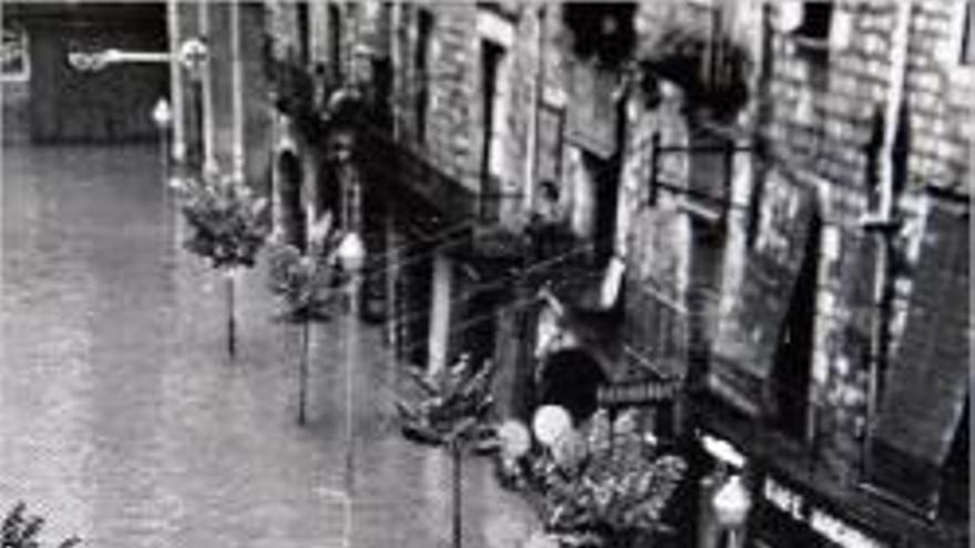 Els dos piragüistes de l&#039;aiguat del 1962, a la Rambla de Girona.