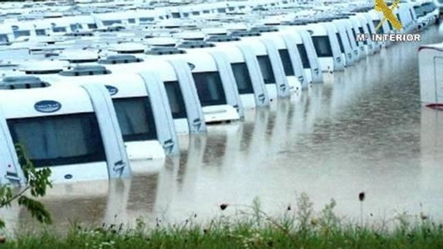 Imagen de las caravanas durante las inundaciones.