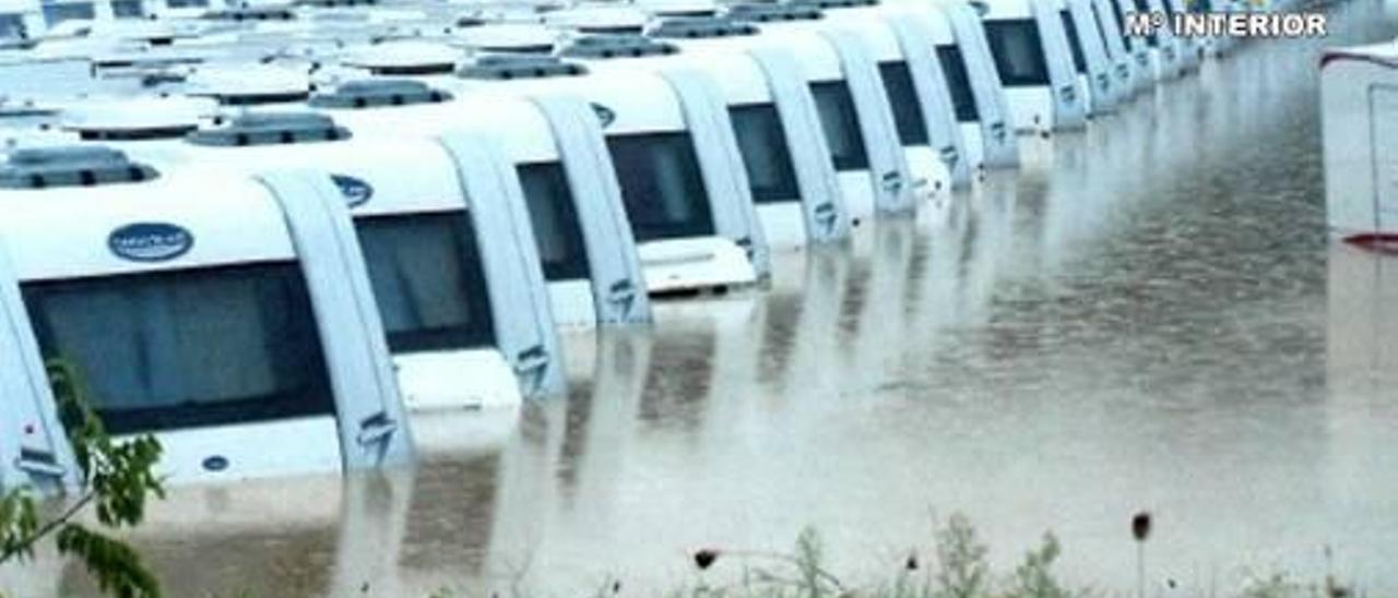 Imagen de las caravanas durante las inundaciones.