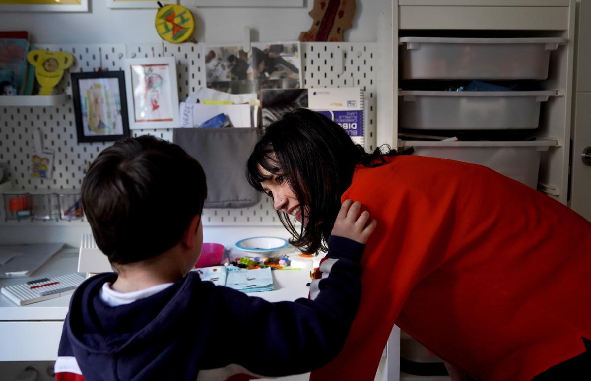 Ruth López con su hijo que espera atención temprana en hospitales públicos.