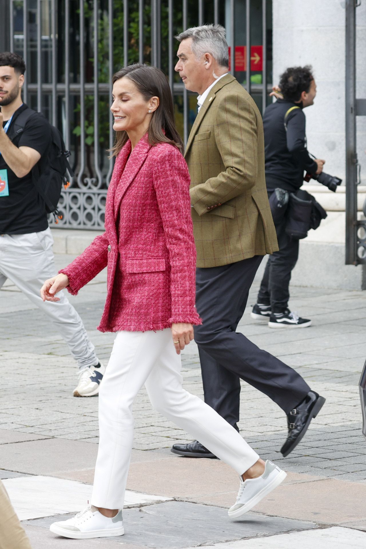 La reina Letizia con zapatillas de MU The Brand.