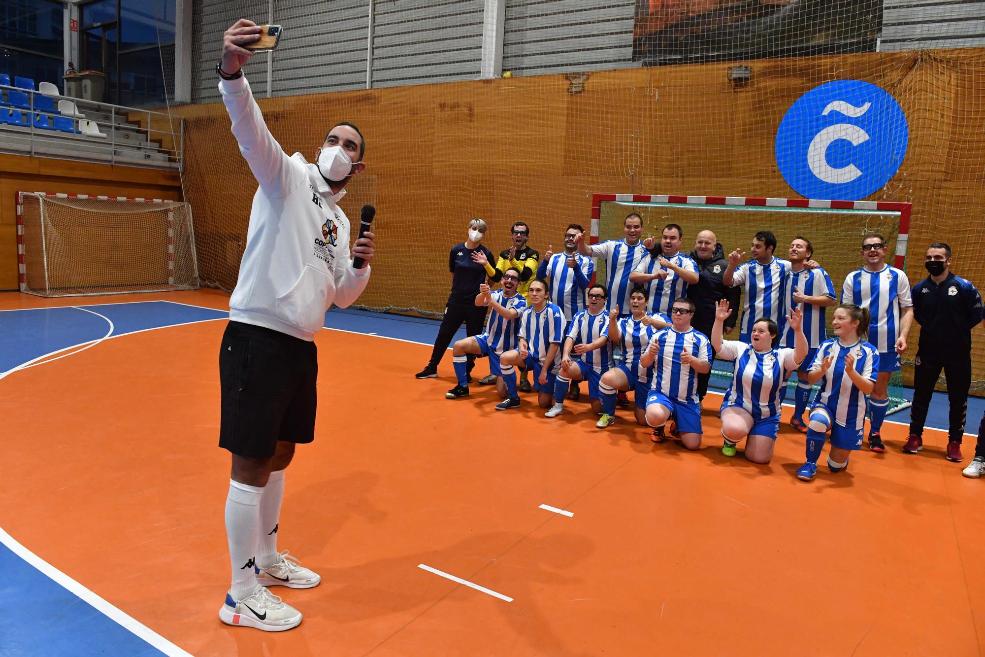 Sergio Tomé se hace un &#039;selfie&#039; con los jugadores del Dépor Genuine.