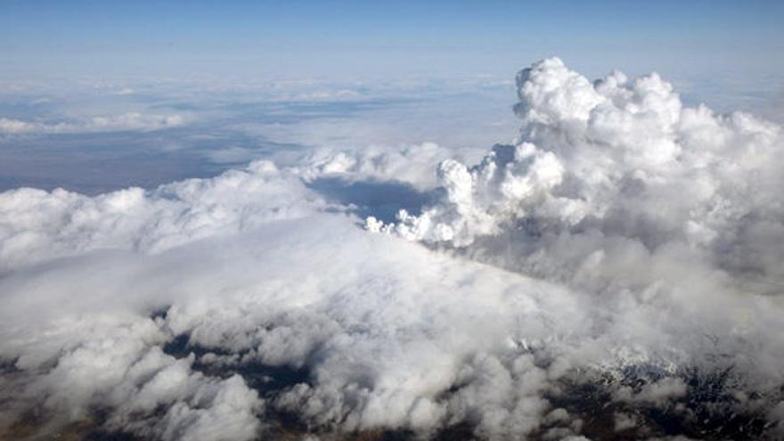 Fotografía que muestra una vista aérea de la nube de cenizas procedente de la erupción del volcán