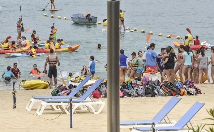 LAS PALMAS DE GRAN CANARIA A 21/06/2017. Preparativos  escenario y limpieza en Las Canteras para las fiestas de San Juan. FOTO: J.PÉREZ CURBELO