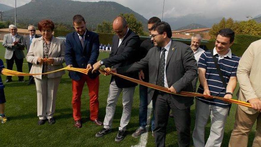 Autoritats en la inauguració de la gespa híbrida donada per Palau pel camp d&#039;Avià, l&#039;octubre del 2014