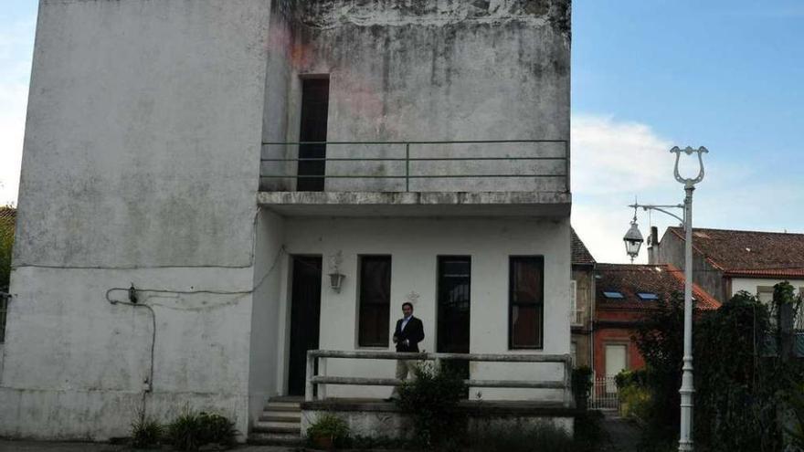 El letrado Montenegro a las puertas de la casa de veraneo del llamado Barrio de la Prosperidad.