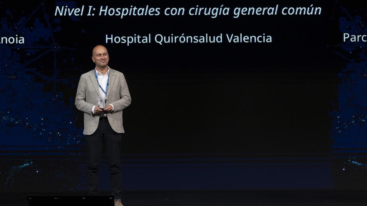 Gonzalo Salvador, director Médico del Hospital Quirónsalud valencia, recogiendo el premio.