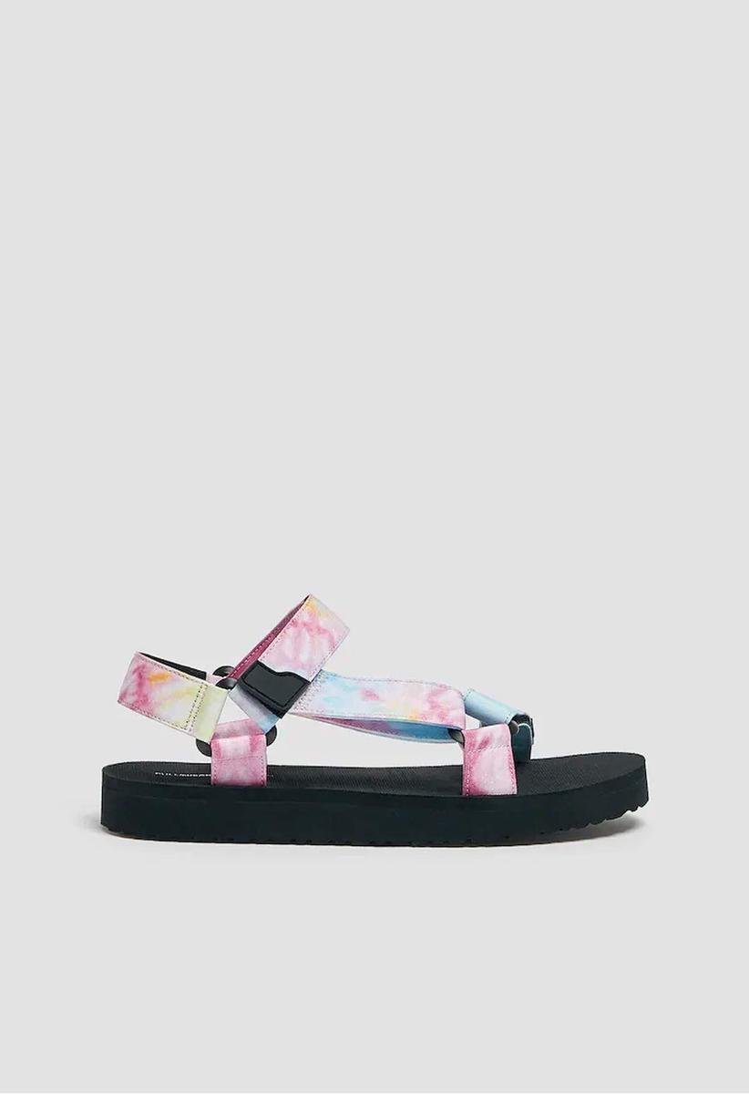 Sandalia de tiras 'tie dye' de Pull & Bear