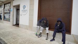 Un grupo de inmigrantes, en el centro de lojamiento en O Porriño (Vigo)