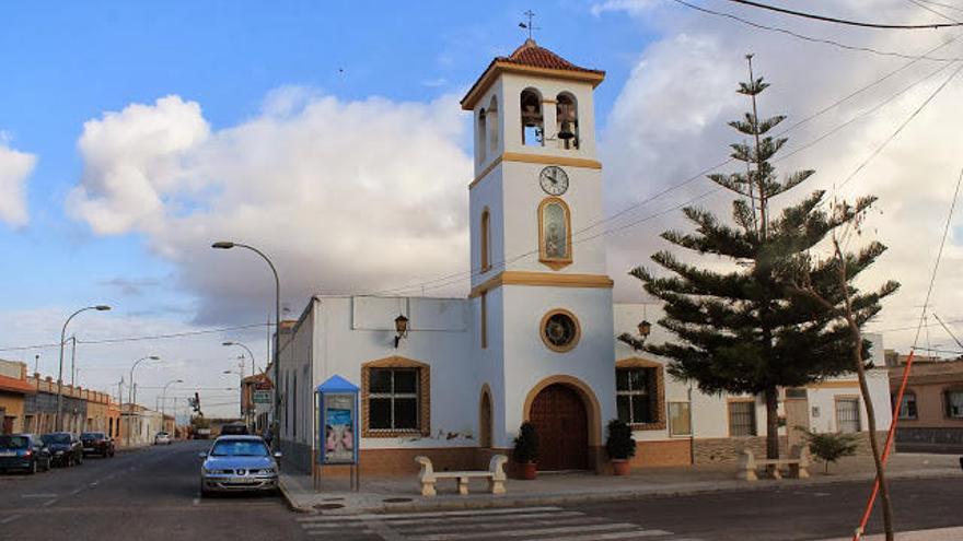 El local social de Santa Anta, junto a la iglesia del pueblo.  L. O.