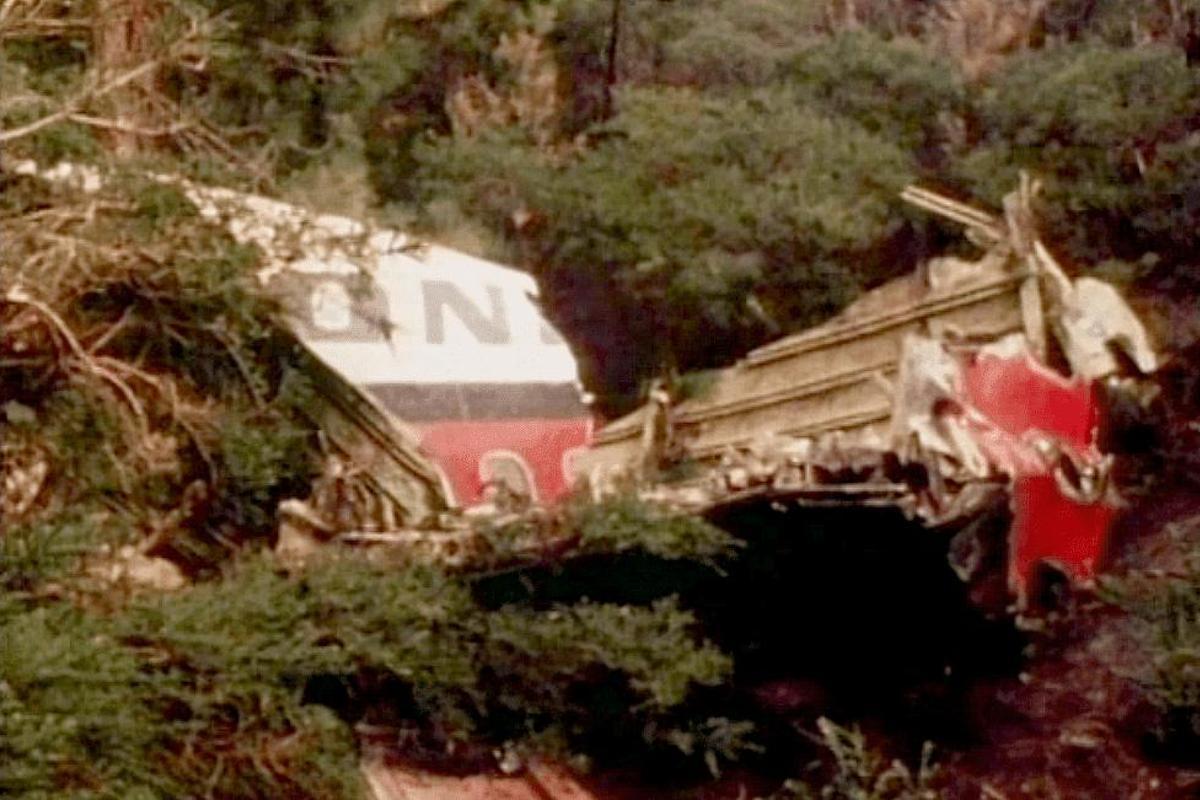 Parte del fuselaje del avión tras el impacto contra la montaña.