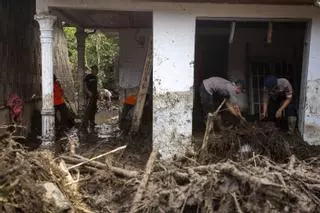 Gairebé 70 morts i 20 desapareguts per inundacions a Indonèsia