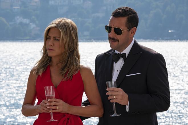 Jennifer Aniston y Adam Sandler en una imagen de 'Criminales en el mar'