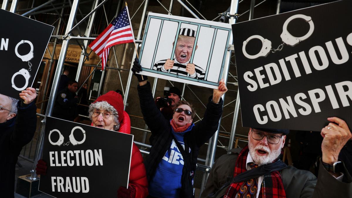 Protestas contra el presidente Trump, este martes a las puertas del juzgado penal de Nueva York.