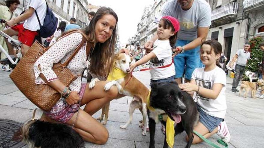 Una veintena de personas acompañadas de sus mascotas recorrieron hace dos días el centro de Vigo para mostrar su rechazo al maltrato animal.