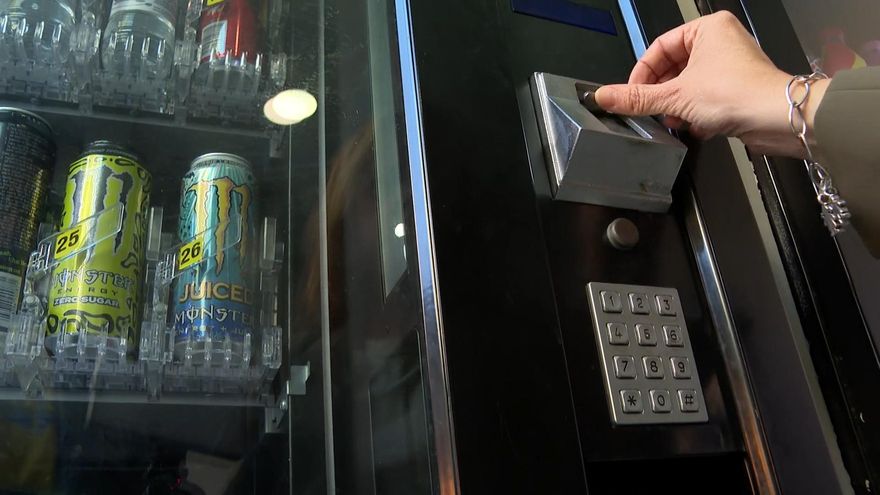 Galicia da un paso más para prohibir la venta de bebidas energéticas y vapers a menores