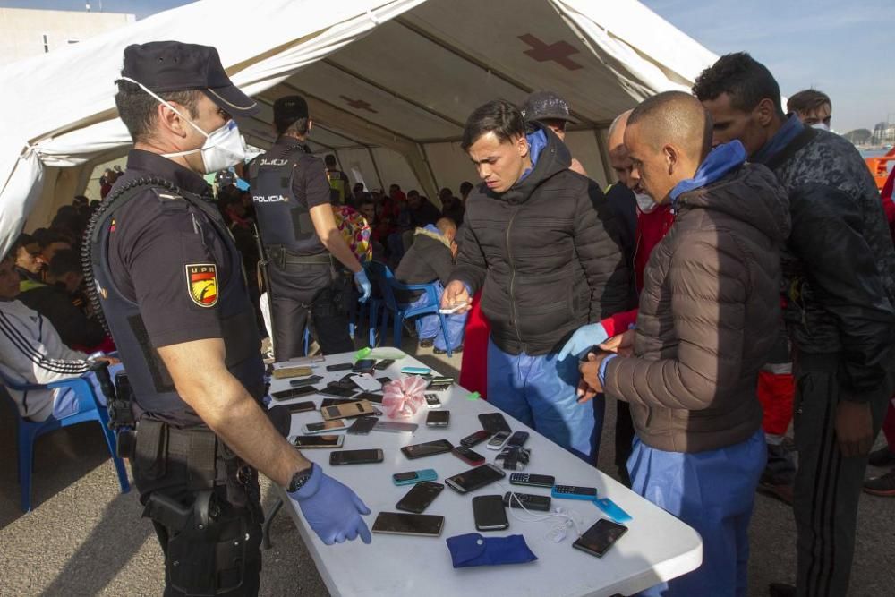 Llegada al puerto de Cartagena de los inmigrantes rescatados en el mar