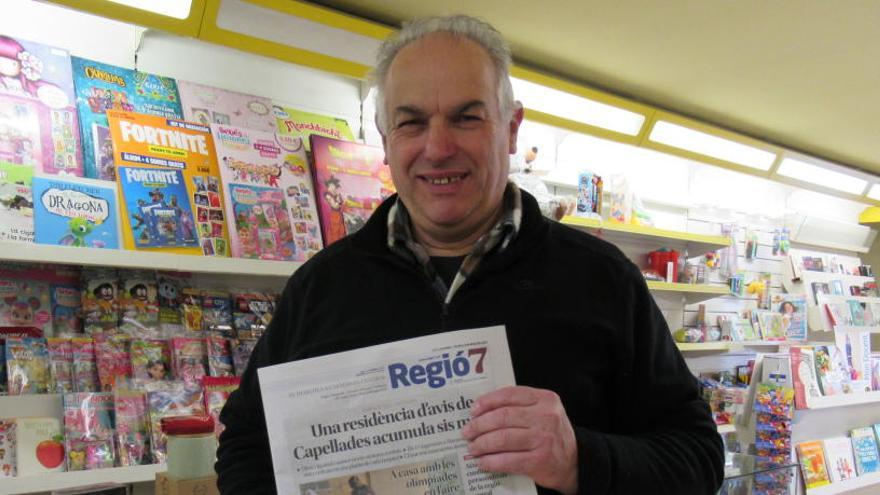 Un lector de Regió7, al quiosc, comprant el diari