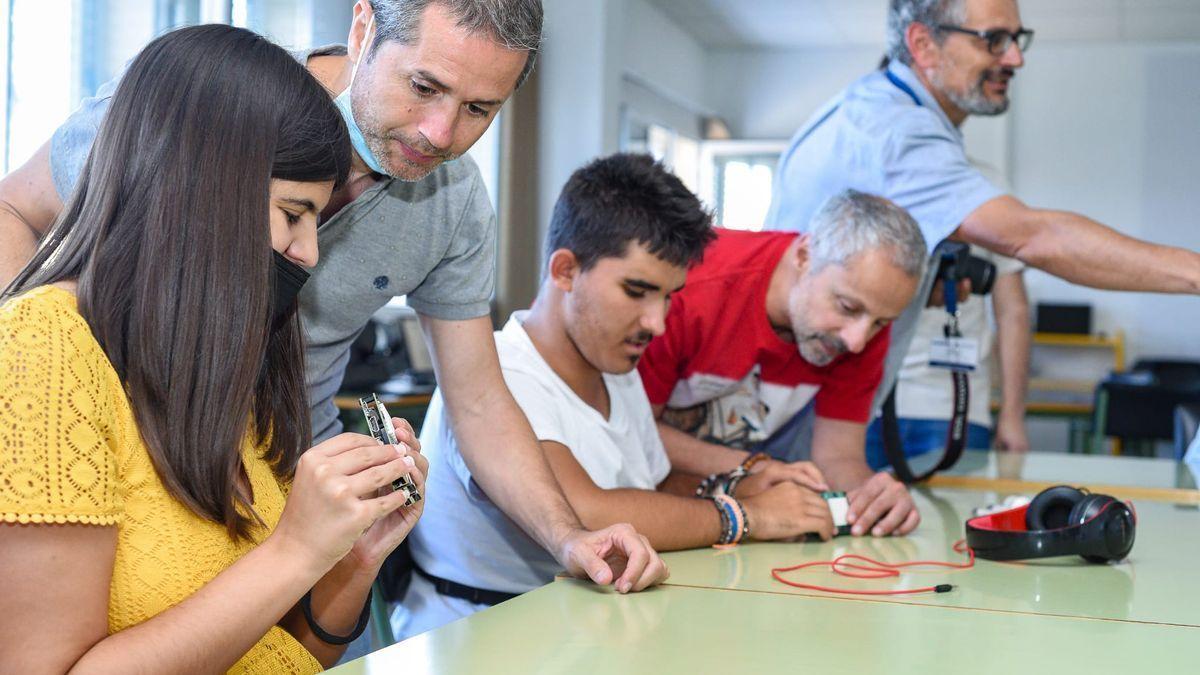 Alumnos en el taller de Sonificación.