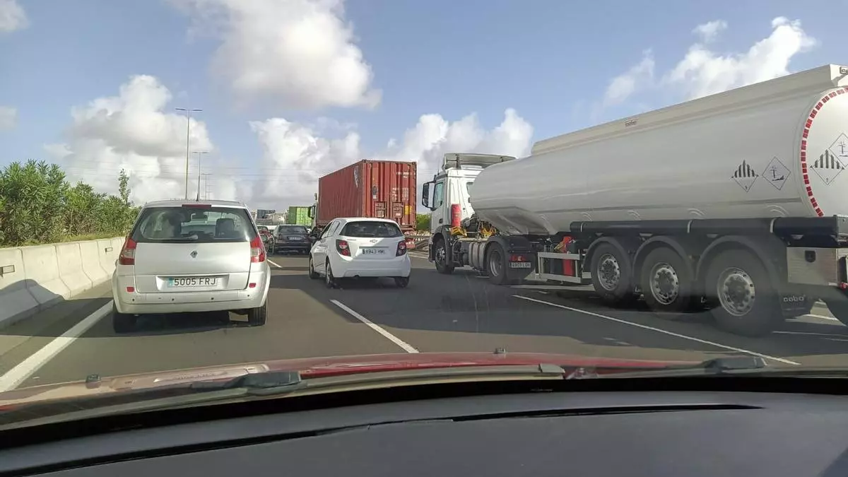 Un accidente con cuatro vehículos implicados colapsa la autopista GC-1 en dirección a Las Palmas de Gran Canaria