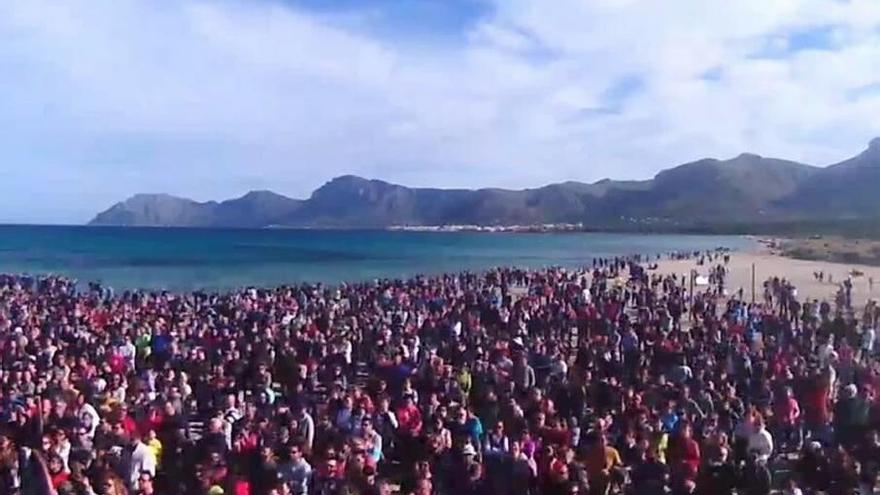 Una imagen de la cadena humana del pasado domingo en la playa de Son Serra.