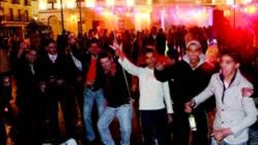 Un millar de pacenses reciben el 2009 en la plaza de España