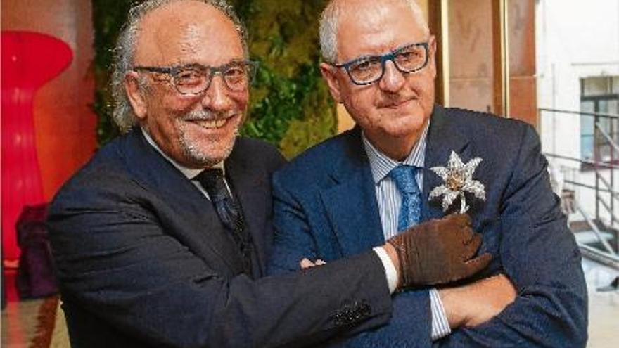 El joier Roberto Coin crea una flor única de diamants i safirs per Temps de Flors