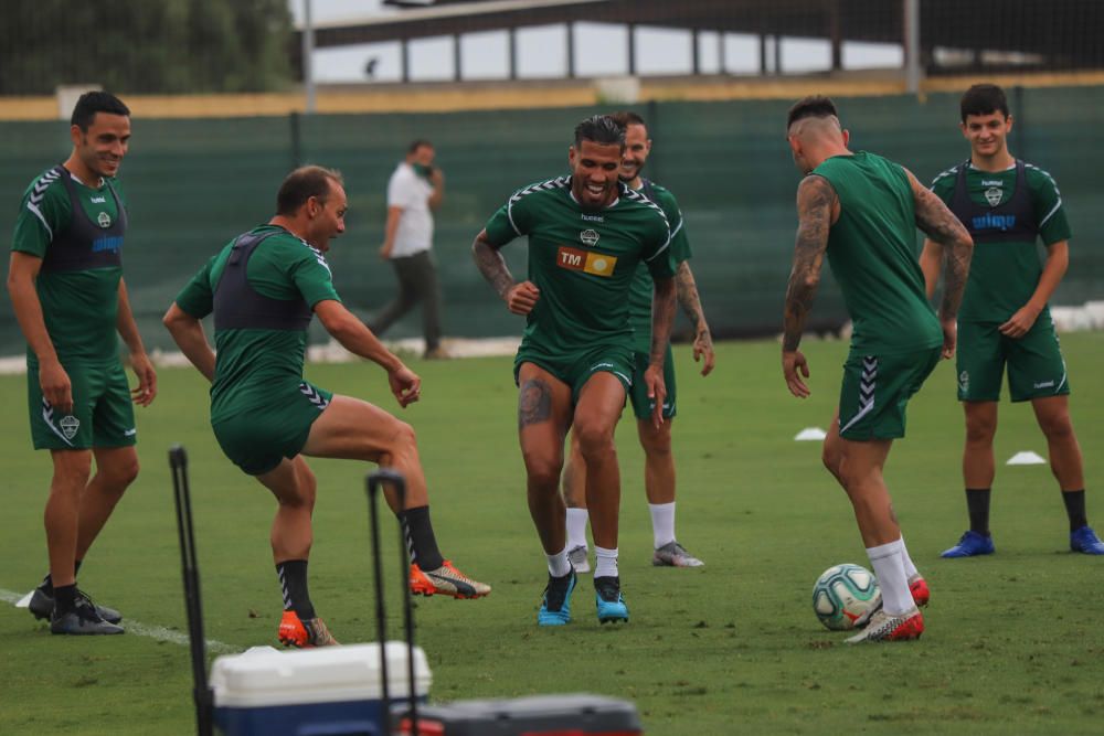 Se trata de su primer entrenamiento en este complejo deportivo para preparar el partido de mañana (22.00) en el Martínez Valero frente al Real Zaragoza.