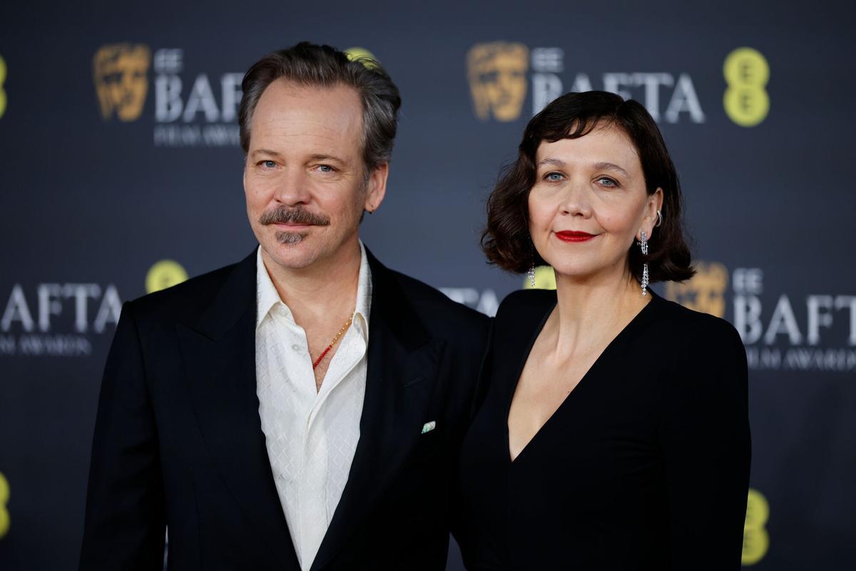 Los actores estadounidenses Peter Sarsgaard y Maggie Gyllenhaal, en la alfombra roja de los Premios BAFTA en el Royal Festival Hall de Londres.