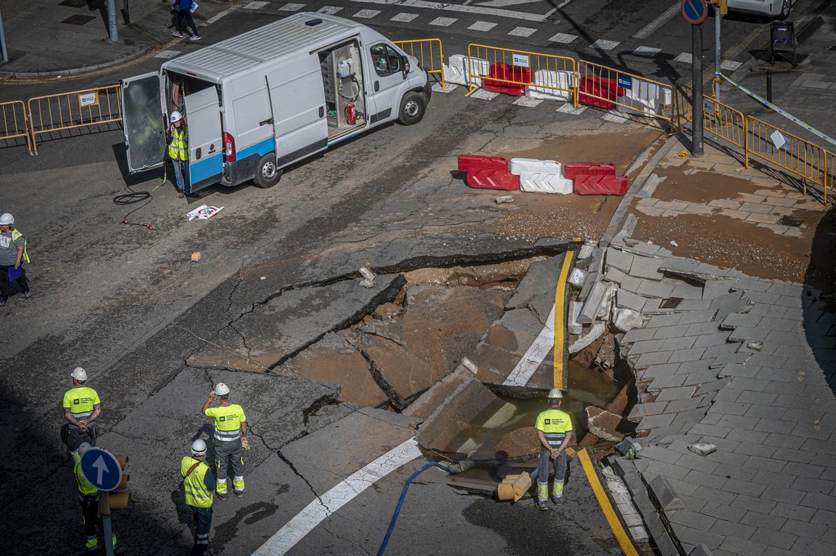 Escape de agua de grandes dimensiones en la avenida Pedralbes con el paseo Manuel Girona de Barcelona