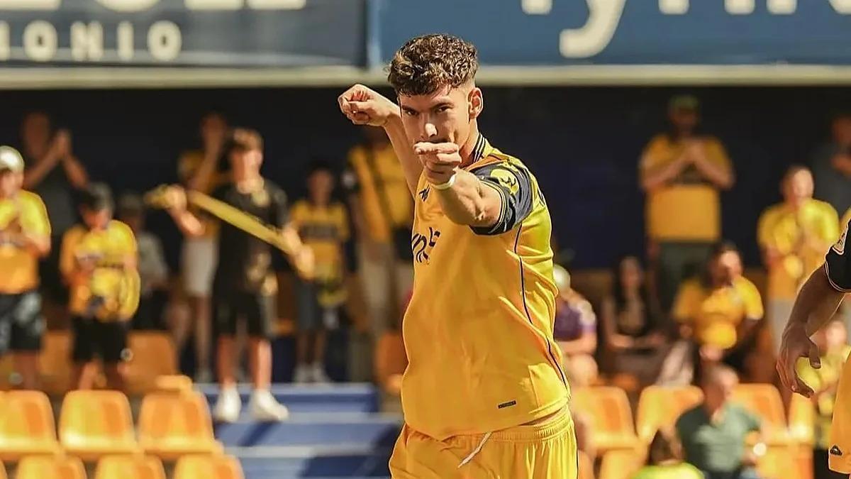 Mariano Carmona celebra un gol con el Alcorcón en la 2025-2026.