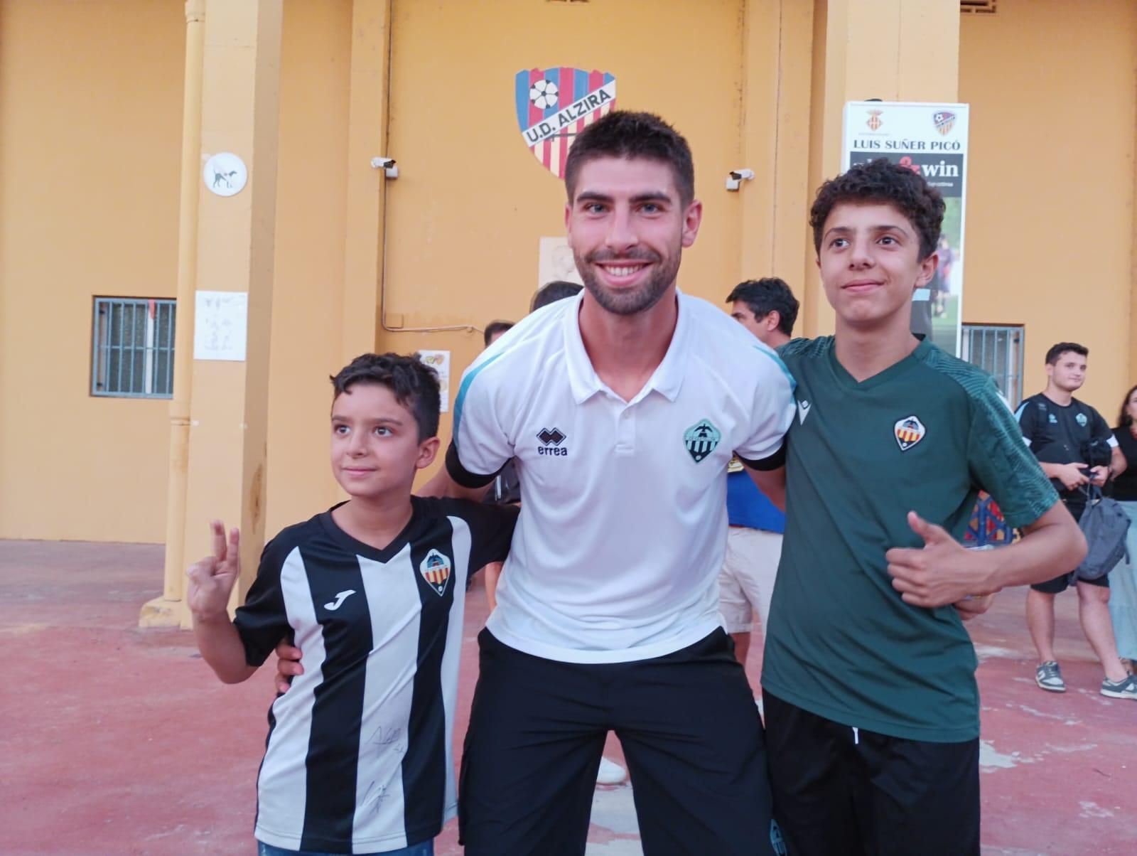 Galería | Afición y equipo, juntos tras el amistoso del Castellón en Alzira