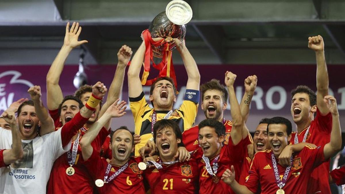 SR65 KIEV (UCRANIA), 01/07/2012.- El guardameta de la selección española de fútbol Iker Casillas (c), levanta el trofeo que acredita a su equipo como vencedor de la Eurocopa 2012 tras la final disputada ante Italia en el estadio Olímpico de Kiev, Ucrania, el 01 de julio de 2012. España ganó 4-0. EFE/Srdjan Suki EL USO DE ESTA FOTOGRAFÍA SE DEBE ATENER A LAS RESTRICCIONES DE LA UEFA RECOGIDAS EN http://www.epa.eu/downloads/UEFA-EURO2012-TCS.pdf