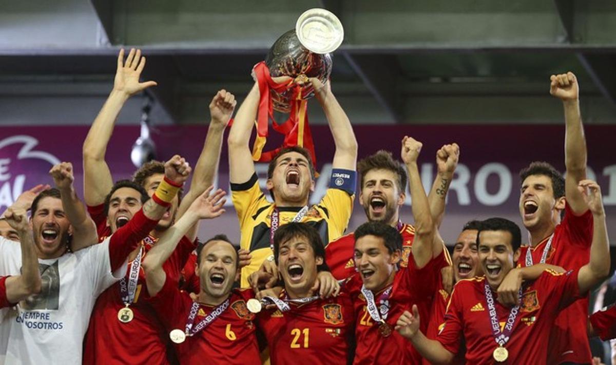 SR65 KIEV (UCRANIA), 01/07/2012.- El guardameta de la selección española de fútbol Iker Casillas (c), levanta el trofeo que acredita a su equipo como vencedor de la Eurocopa 2012 tras la final disputada ante Italia en el estadio Olímpico de Kiev, Ucrania, el 01 de julio de 2012. España ganó 4-0. EFE/Srdjan Suki EL USO DE ESTA FOTOGRAFÍA SE DEBE ATENER A LAS RESTRICCIONES DE LA UEFA RECOGIDAS EN http://www.epa.eu/downloads/UEFA-EURO2012-TCS.pdf