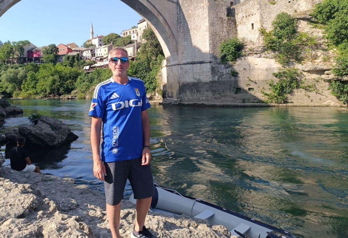 Por la izquierda, Fernando del Campo, junto a un joven de Sicilia que hizo el Erasmus en Oviedo y tiene un tatuaje con las siglas de la capital. En el centro, el carbayón, en el puente de Mostar. A la derecha, Del Campo, junto a un macedonio, en el aeropuerto de Skopje. | LNE
