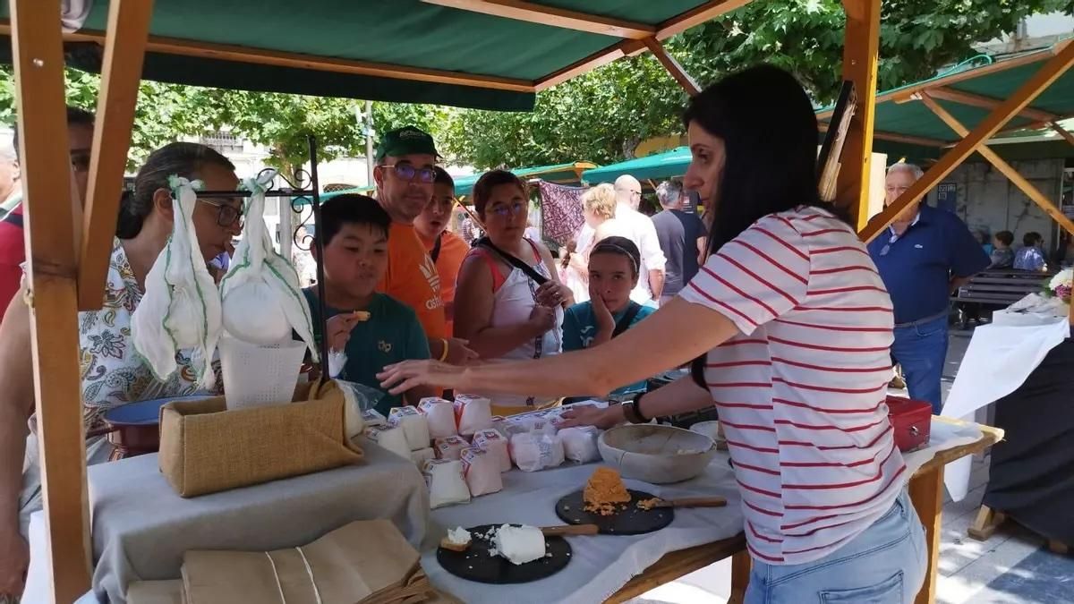 Una edición anterior de la feria de quesos de Ribadesella.