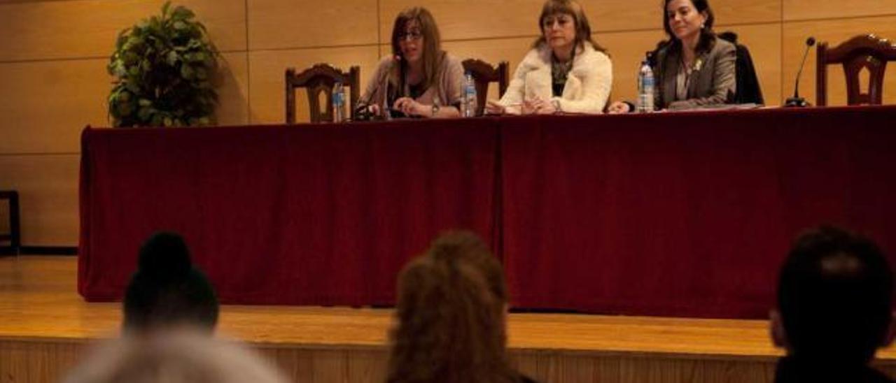 Silvia Martínez, Blanca Pantiga y la ponente, Bárbara Marcos, en la Casa de Cultura de La Felguera.