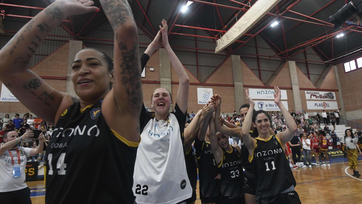 Las jugadoras del Jairis celebran su triunfo