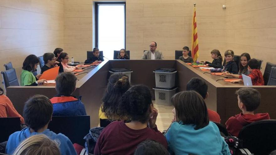 Infants amb el batlle David Font a la sala de plens del consistori gironellenc aquest divendres