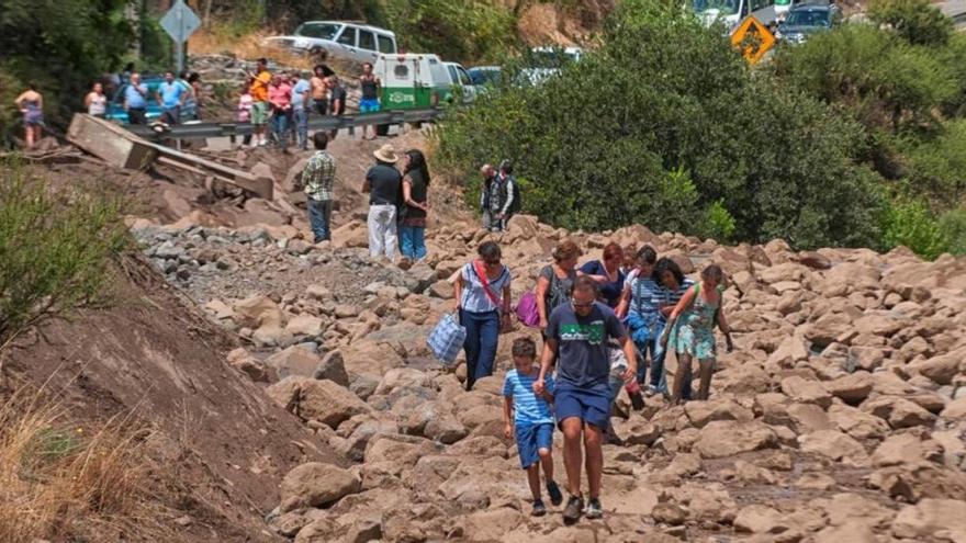 Tres muertos y 400 personas aisladas por inundaciones en Chile