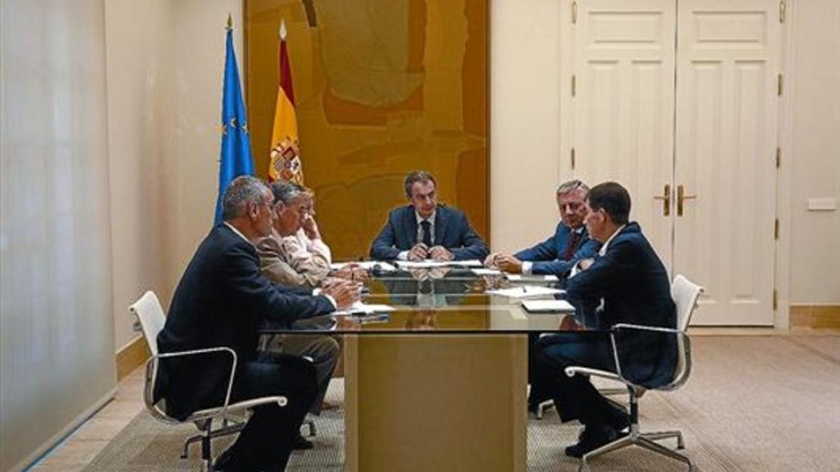 Zapatero, ayer, al inicio de la reunión en la Moncloa en la que analizó la situación de la deuda española.