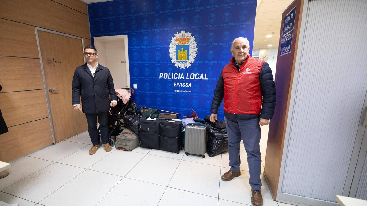 Rafael Triguero y Joan Torres posan con los objetos perdidos que se entregarán a Cáritas