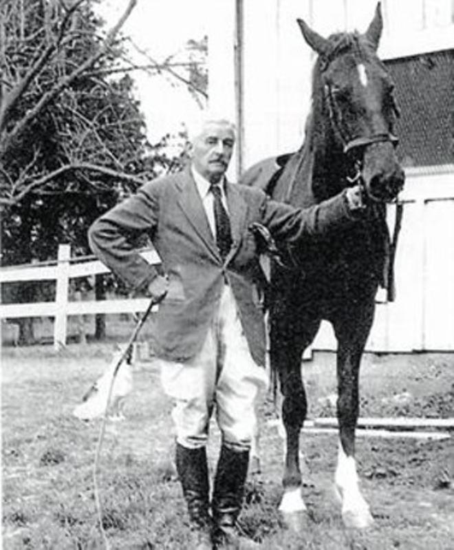 Faulkner, con uno de sus caballos favoritos.