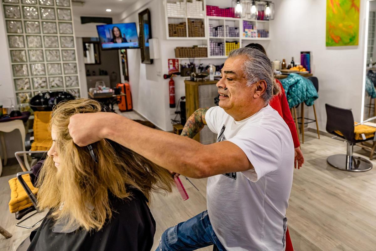 Salvador Gutiérrez en su peluquería en Ondara.