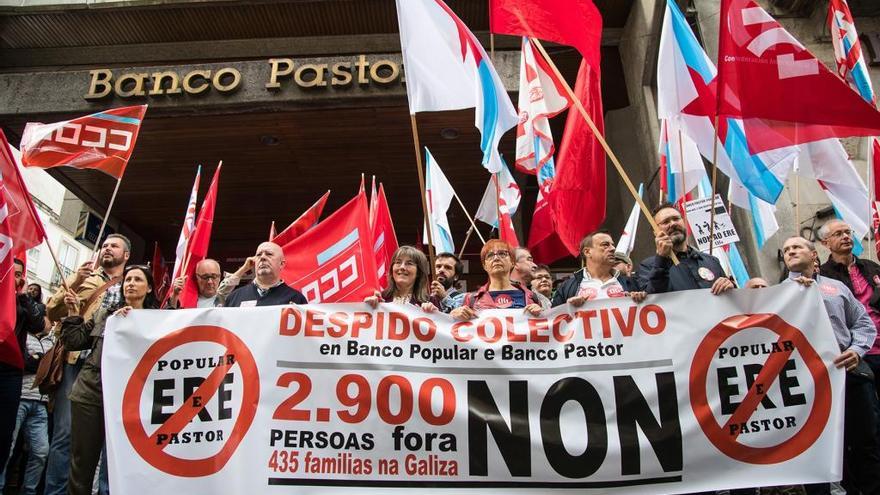 Protesta de trabajadores gallegos del Popular por el ERE del año pasado.