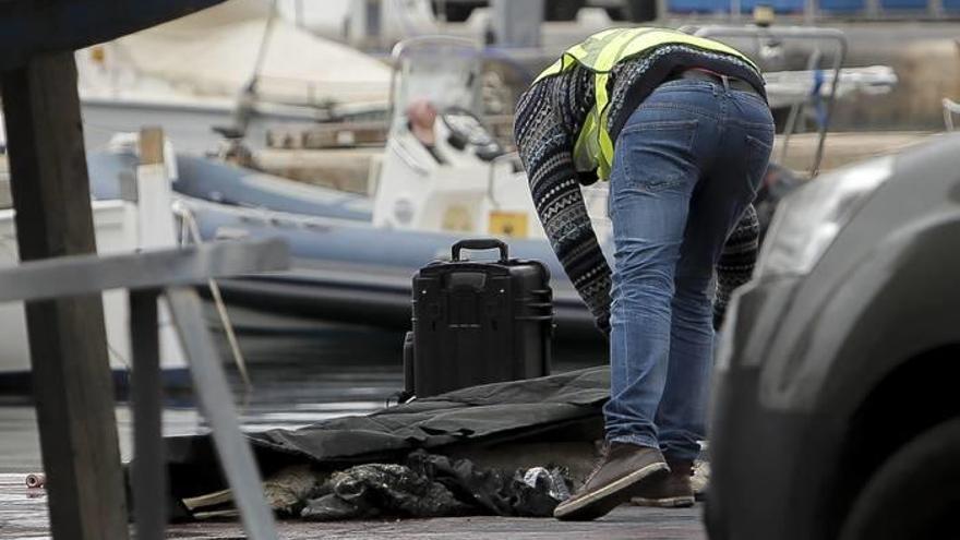 Un guardia civil examina los restos humanos.