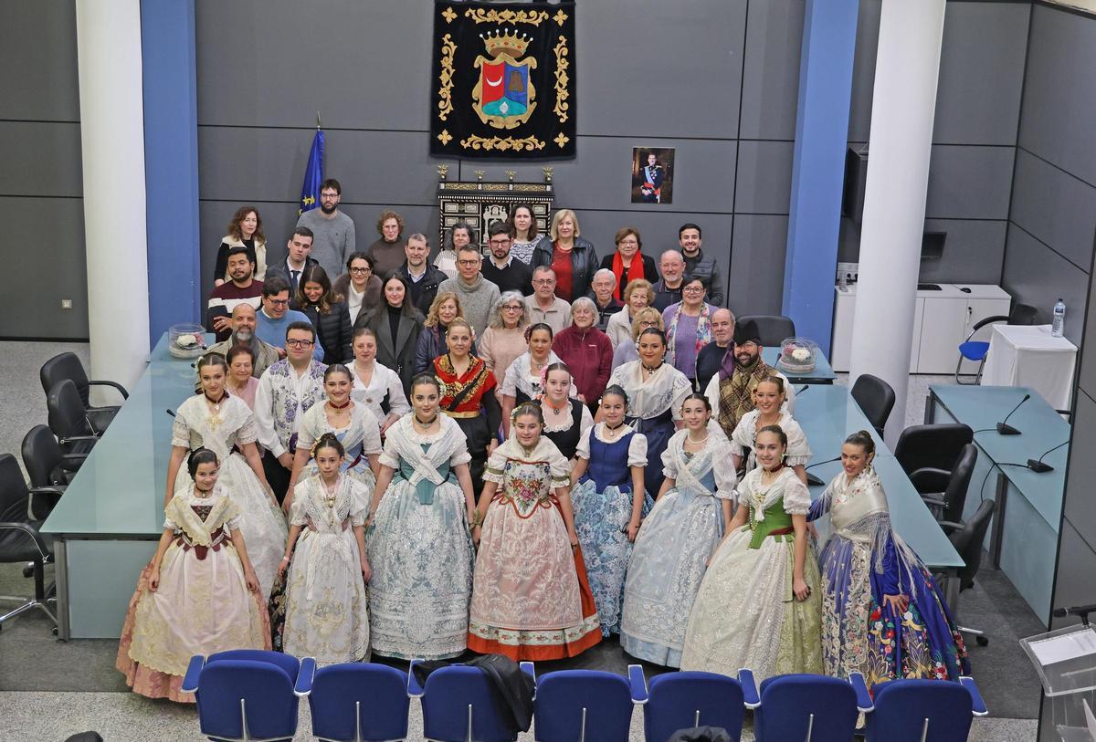 Durante la primera jornada, el grupo asistió al encendido de la hoguera y disfrutó de los bailes regionales.
